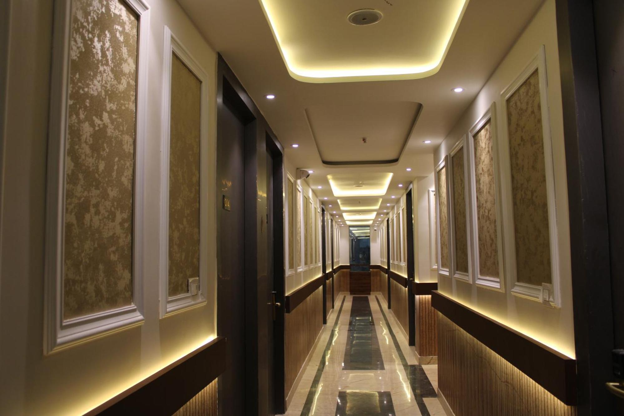 Hotel Gold Stone Kānpur Exterior photo